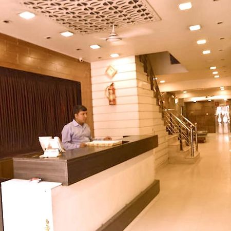 Hotel Milan Deluxe New Delhi Buitenkant foto