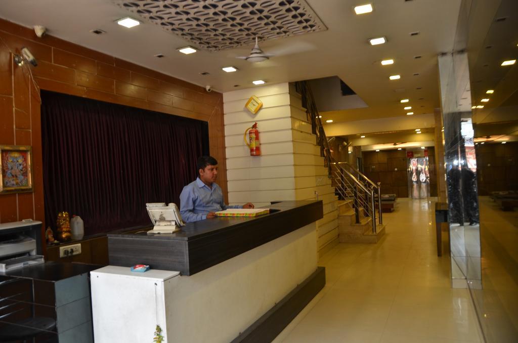 Hotel Milan Deluxe New Delhi Buitenkant foto