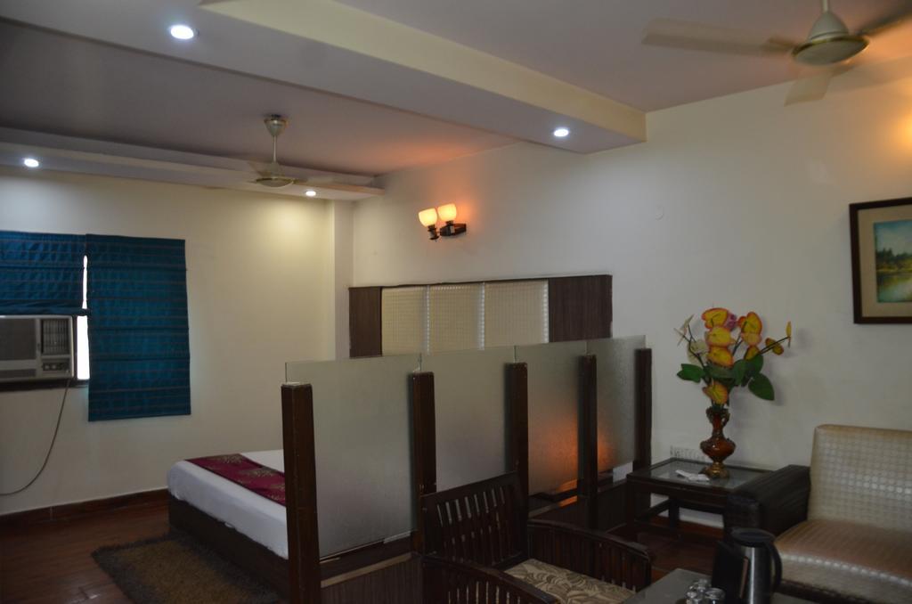Hotel Milan Deluxe New Delhi Buitenkant foto
