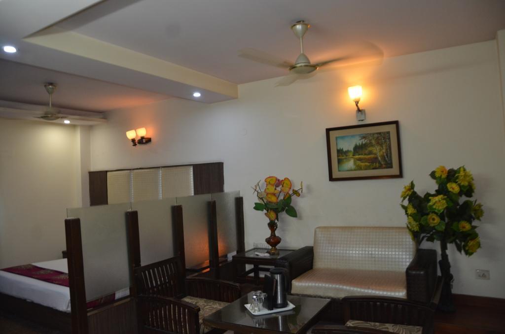Hotel Milan Deluxe New Delhi Buitenkant foto