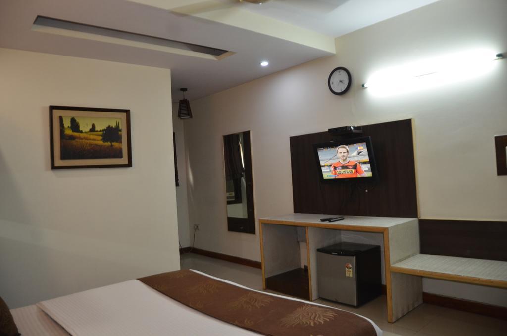 Hotel Milan Deluxe New Delhi Buitenkant foto