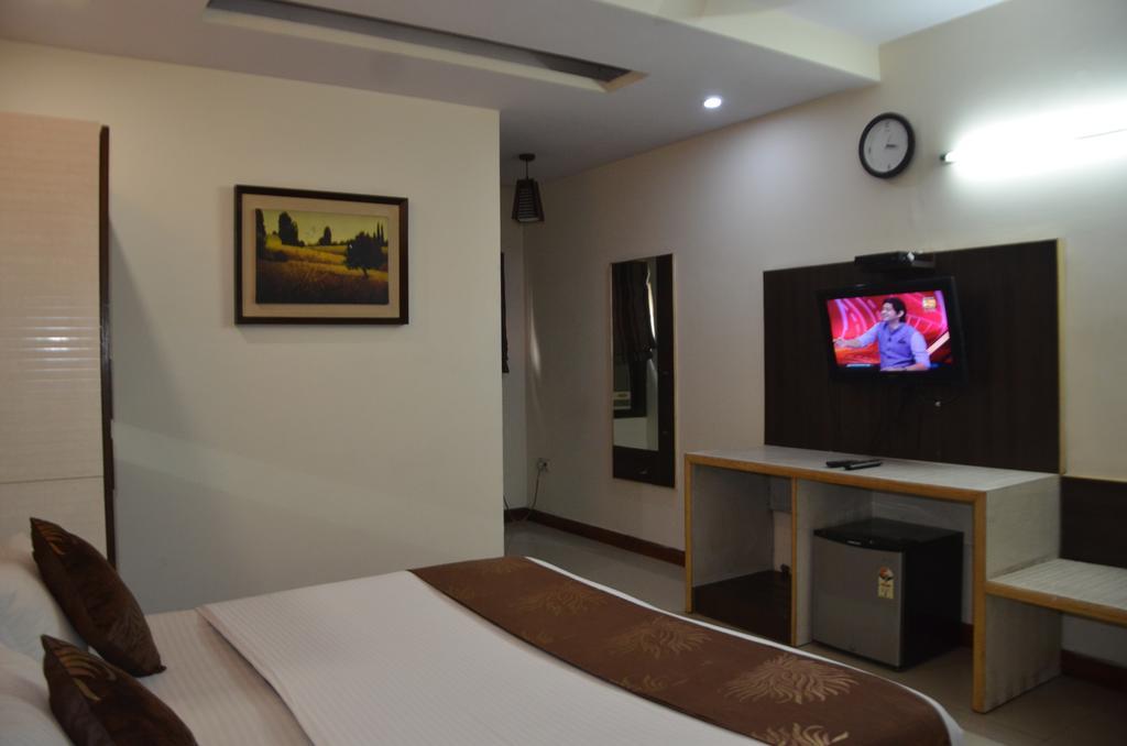 Hotel Milan Deluxe New Delhi Buitenkant foto