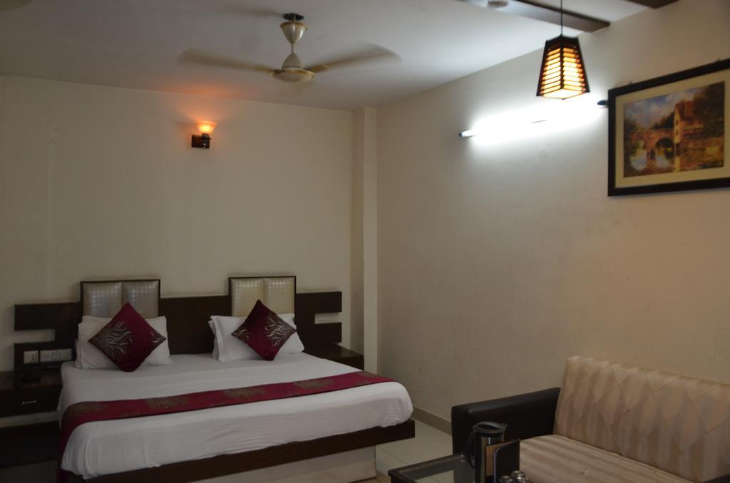 Hotel Milan Deluxe New Delhi Buitenkant foto