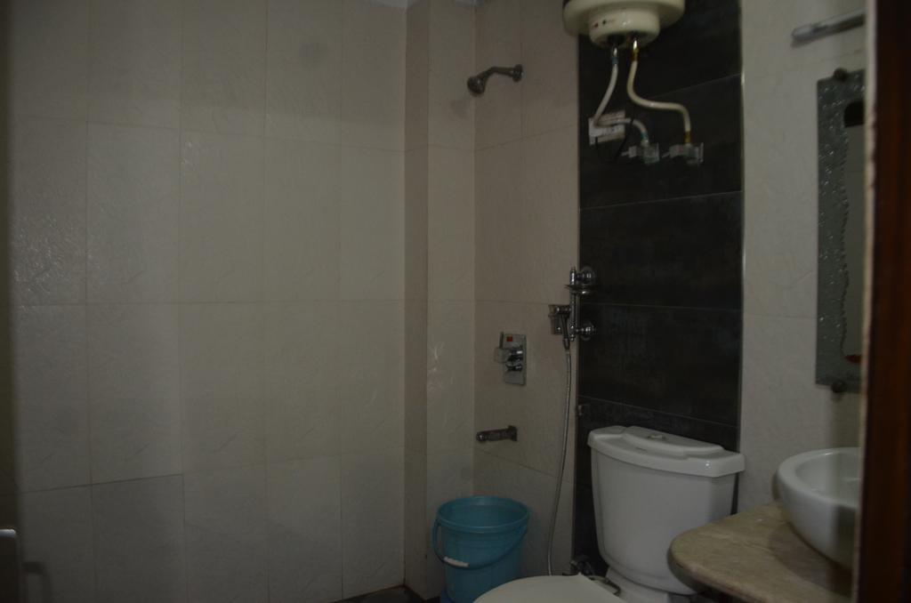 Hotel Milan Deluxe New Delhi Buitenkant foto