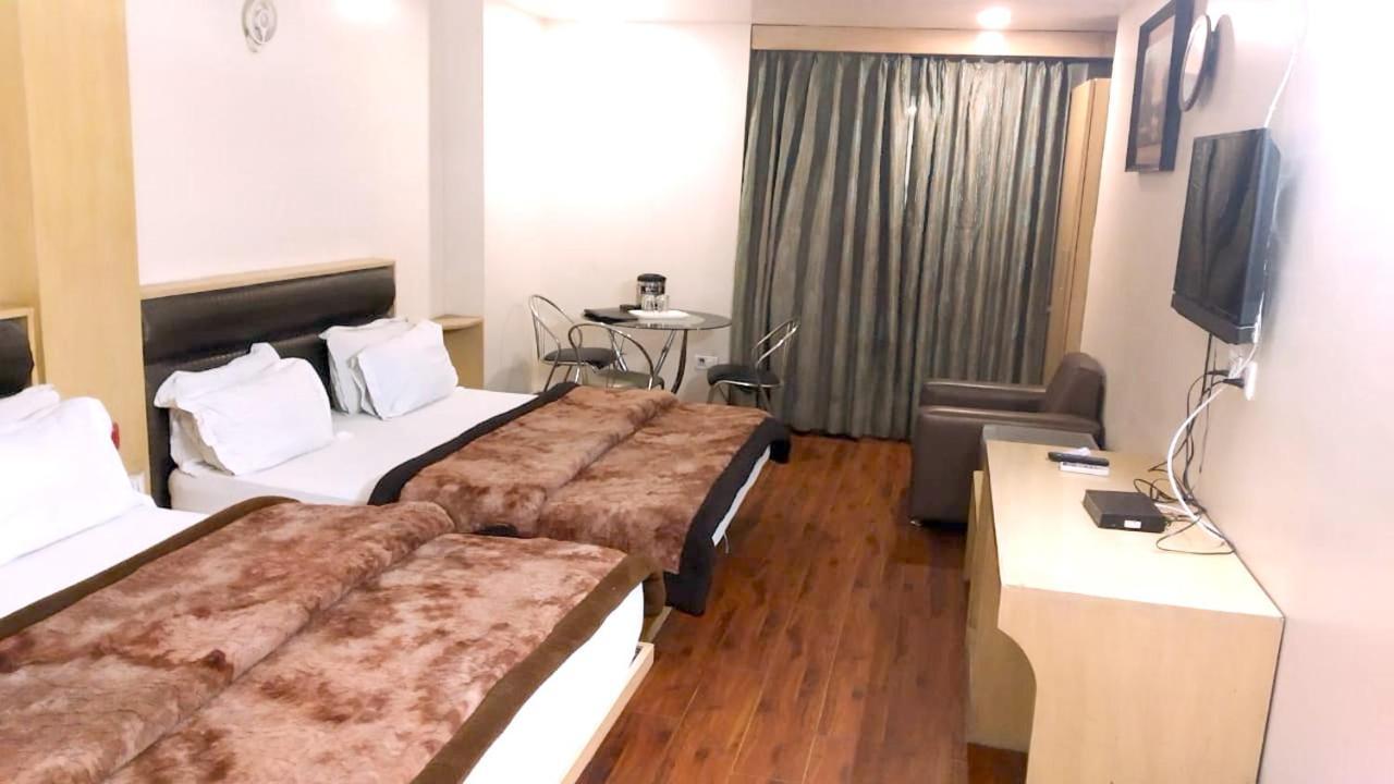 Hotel Milan Deluxe New Delhi Buitenkant foto