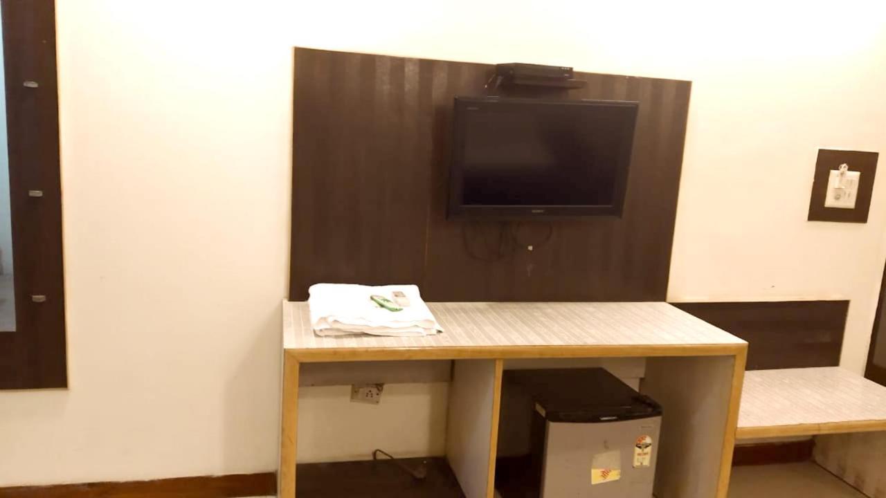 Hotel Milan Deluxe New Delhi Buitenkant foto