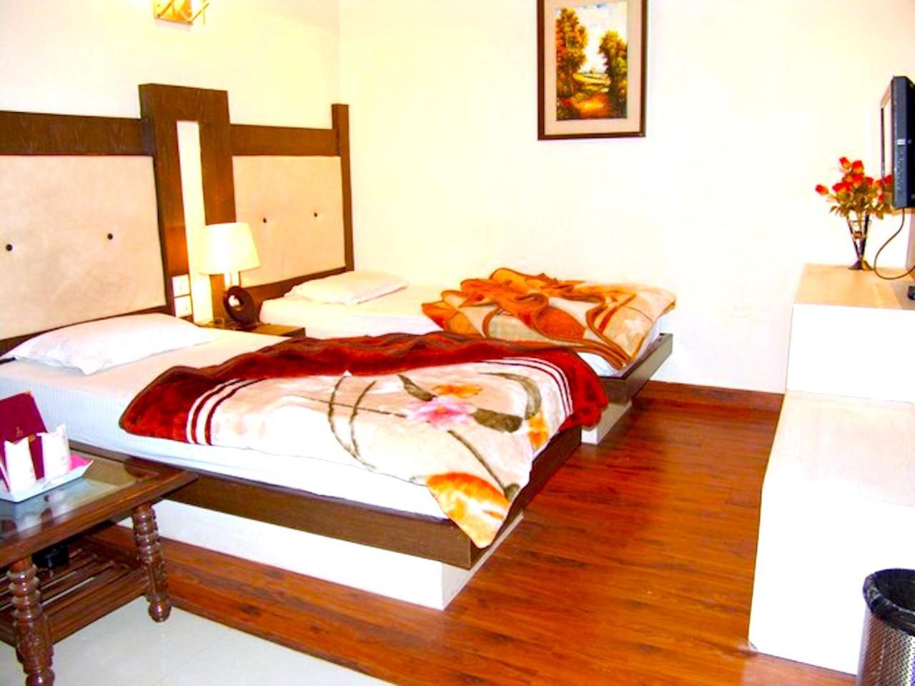 Hotel Milan Deluxe New Delhi Buitenkant foto