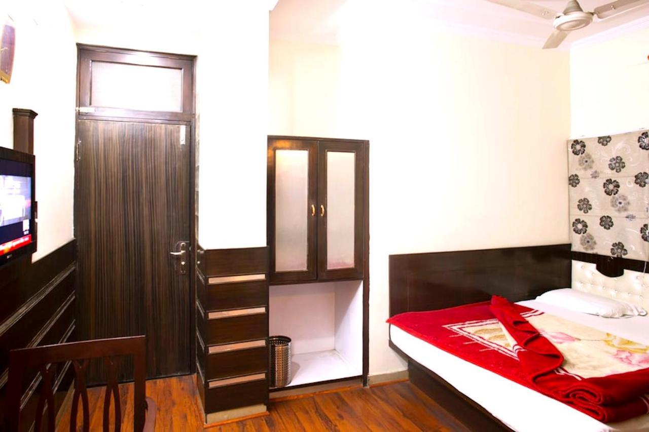 Hotel Milan Deluxe New Delhi Buitenkant foto