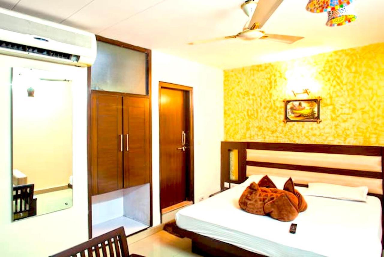 Hotel Milan Deluxe New Delhi Buitenkant foto